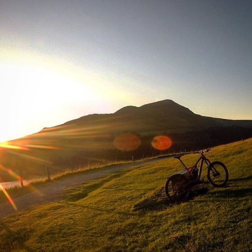 333psi: Stumpy enjoying the Sunset over DoveStones reservoir #Stumpjumper #iamspecialized #peakdistr