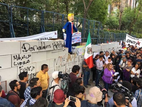 Mexican Activists Erect ‘Wall’ at US Embassy on Day Trump is InauguratedPhoto credits: RompevientoTV