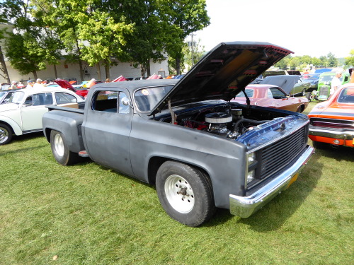fromcruise-instoconcours:  Chopped Chevy pickup with a boatload of attitude