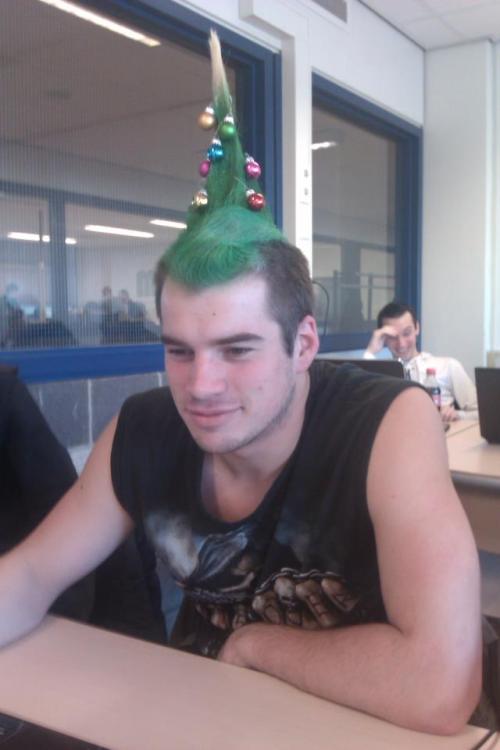 expectapatronus:longwayforheartbreak:Punk goes christmaslook at that guy in the back losing his shit