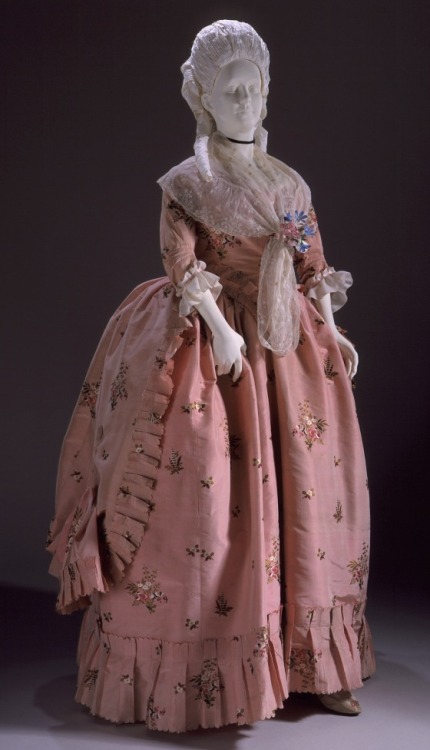 ladieshistoricfashions:Woman’s Dress (open robe and petticoat) England, circa 1770-1780 (via W