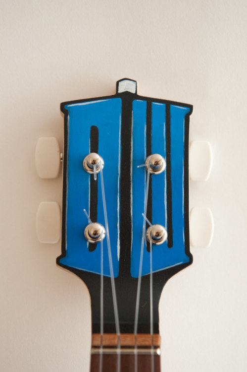 holychilcl:scarletgeek:the—hooded-hero:GUITARDIS it only has 4 strings so it’s a ukulele