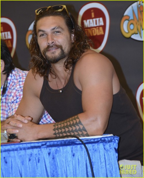 jason-the-best-momoa:  Jason Momoa wears a tank top to greet fans at Puerto Rico Comic-Con held at the Puerto Rico Convention Center on Sunday afternoon (May 24) in San Juan, Puerto Rico.The 35-year-old actor’s muscles looked seriously outta control