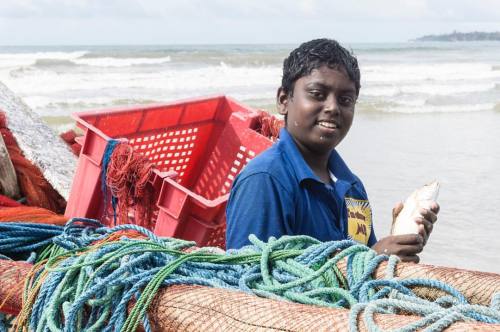 #fisherman#boy#srilanka#island#ropeskipping#smile#youngman#butterfish#travelphotography (hier: Weligama)