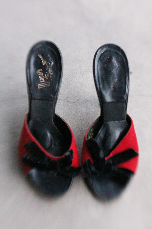 New shoes at Mr. Mister Vintage!  Vintage 50&rsquo;s Springolator red suede and black velve