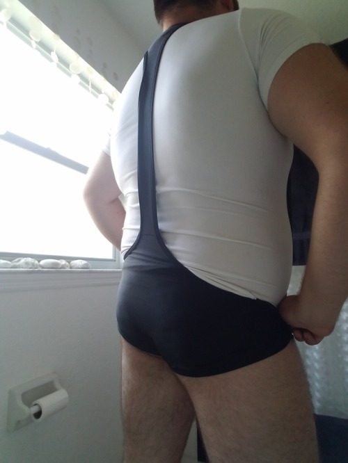 Sex manly-in-training:    ⚪⚫  Skin  Tight pictures