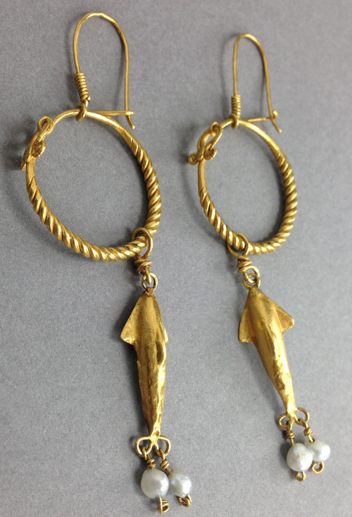 byronofrochdale:rodonnell-hixenbaugh:Roman Gold Dolphin EarringsA pair of large ancient Roman gold e