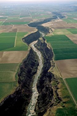 amoebalanding:  The Snake River and canyon near Twin Falls, Idaho  