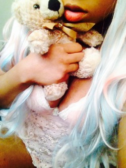 luxxy-chan:  Just hangin’ out with my teddy :)  Today is a little kind of day ^_^