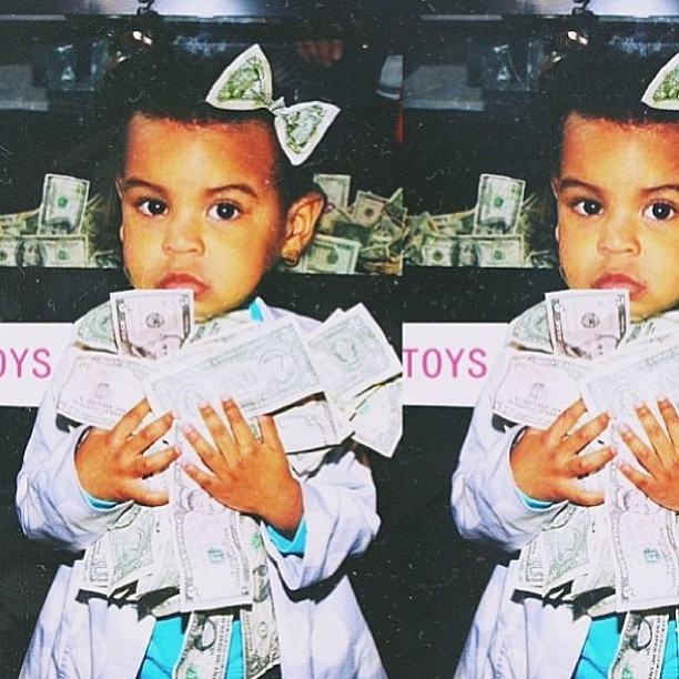 narcissistichomo:   Blue said Bow Down!! 