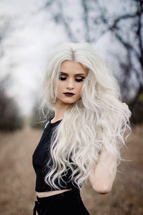 thetruthwecanthandle:chalkcolorcut: White haired queen Awh thank you :)