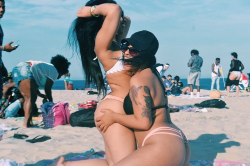 sirmoore:QuickBeachDay.  The Girls, jus wanna porn pictures