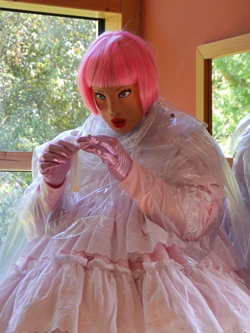 sissymarcia:Hier siehst Du Sissy Marcia bei Sperma Riech Training.Jede Sissy sollte dieses Training 