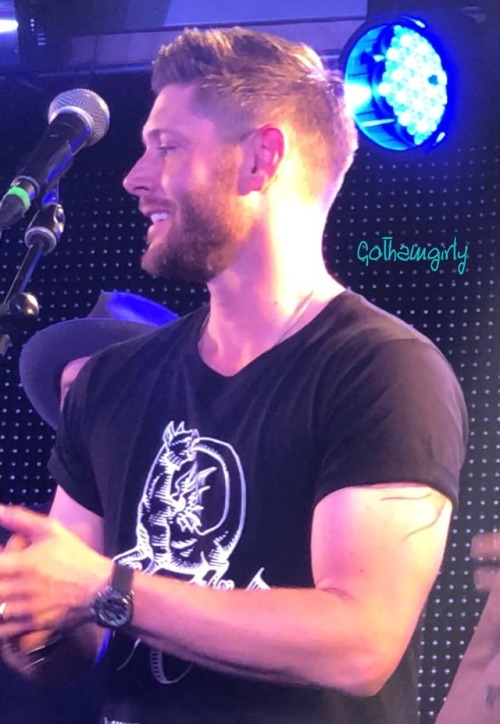 I just thought I’d share this superb arm porn that I just witnessed at the jibcon concert. &lt;swoon