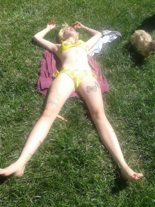 sadsleeping:  Soaking up den Cali sun rays with dat lil Bella pup   I would get hard if I see her like this