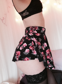 le-butts:  Hey heard you like thigh highs and floral 