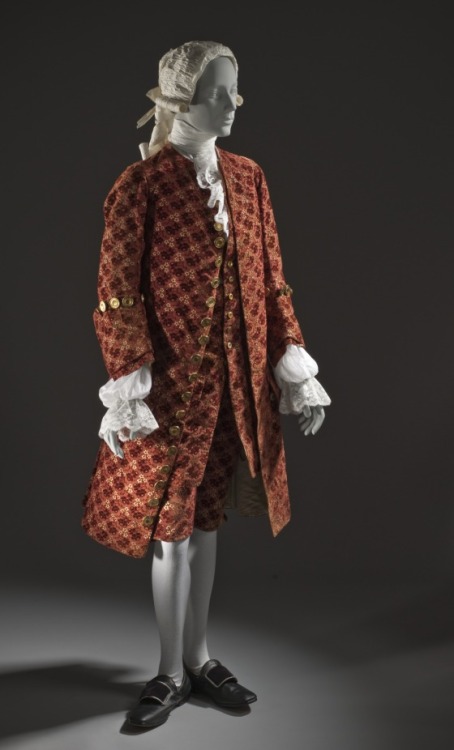 thegentlemanscloset: French suit circa 1755. Matching jacket, waistcoat, and breeches. Silk, velvet,