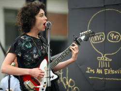 Casualmentecool:  St. Vincent At The Rachel Comey Spring 2010 Ready-To-Wear Show