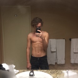 matty-please:  Typical hotel bathroom pic