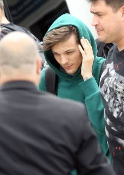 direct-news:  HQ’s - Louis, Liam and Niall arriving at Sydney Airport. 25/11/14 