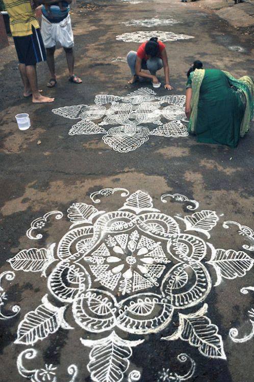 opaque-mandala:Indian mandala street art