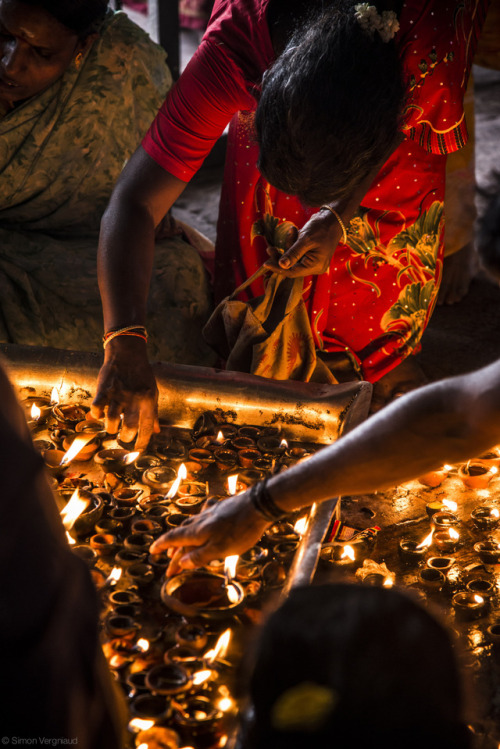 Deepa offering, South India, photo by Simon Vergniaud