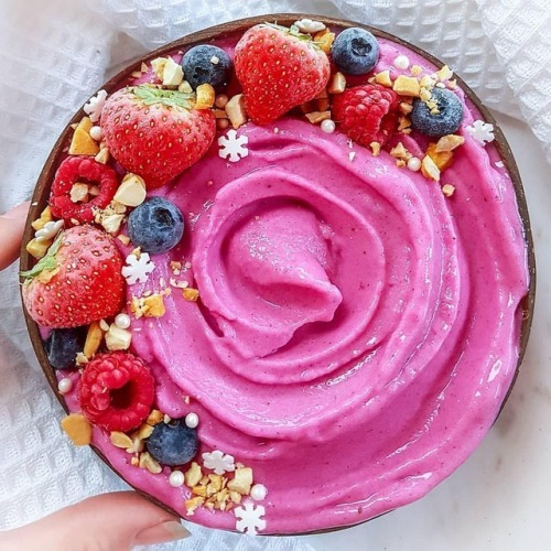 This looks SO delicious I am loving my raspberry and peach bowl at the moment&hellip; I’m 