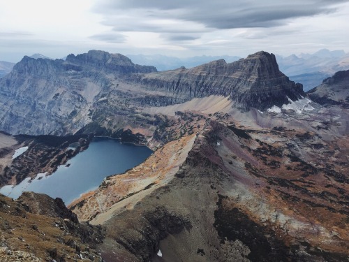 lasplayaslasmontanas: Autumn comes into full view while nearing the summit of Reynolds Mountain.