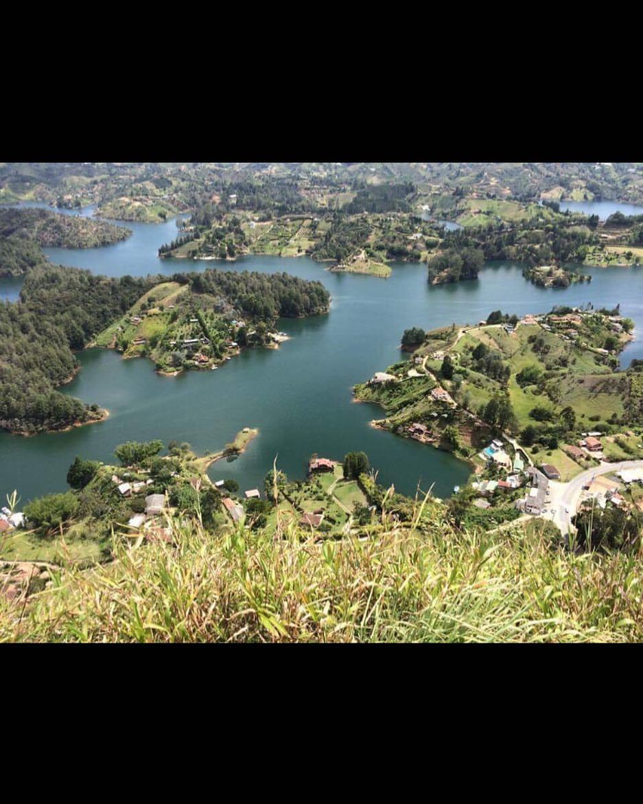 #guatape #pueblo #Colombia #elpenol #elpeñol #bigassrock almost to part 1 of the