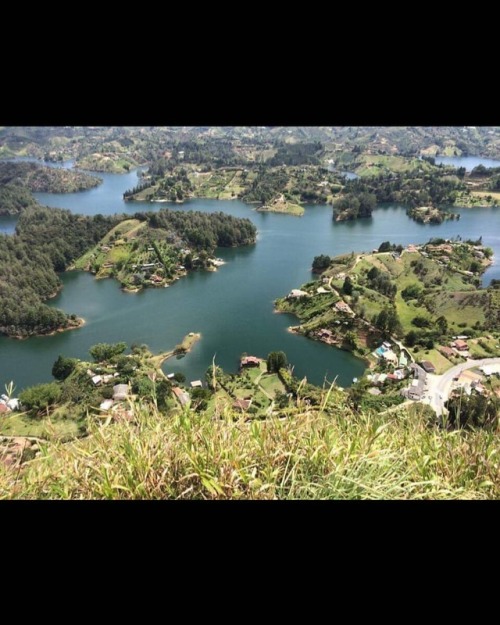 #guatape #pueblo #Colombia #elpenol #elpeñol #bigassrock almost to part 1 of the top there is a lower top and then a tippy tippy top top 😆  #Colombia #SouthAmerica #🇨🇴 #lost #lostnachos #lostnachos2017