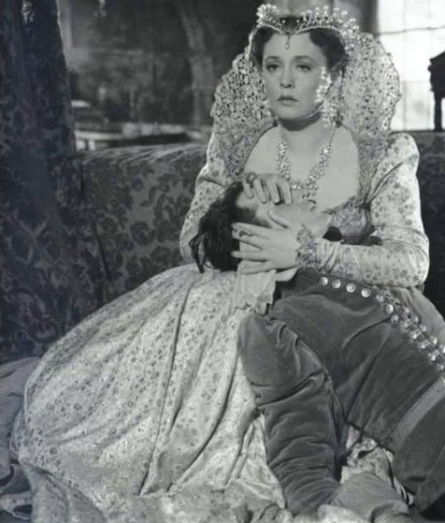 Mary Stuart’s Yellow (?) Gown (Das Herz der Königin, 1940)