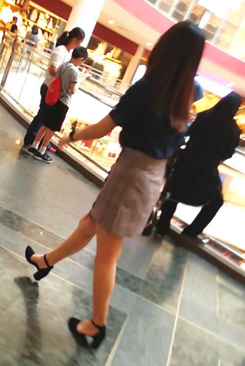 malaysiangreatstuff: This OL was going to lunch with her colleague and I saw her quite interesting..