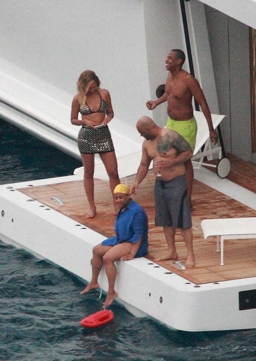hellyeahbeyonce:  Bonnie and Clyde