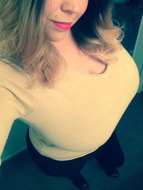 divathickness:  Happy Sunday sexies 💋