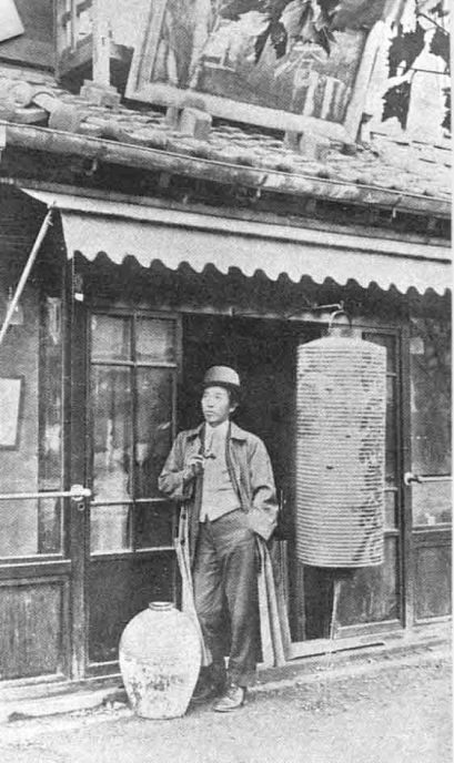 taishou-kun: Takehisa Yumeji 竹久夢二 (1884-1934) photographed on front of the Minatoya 港屋 shop - 1915