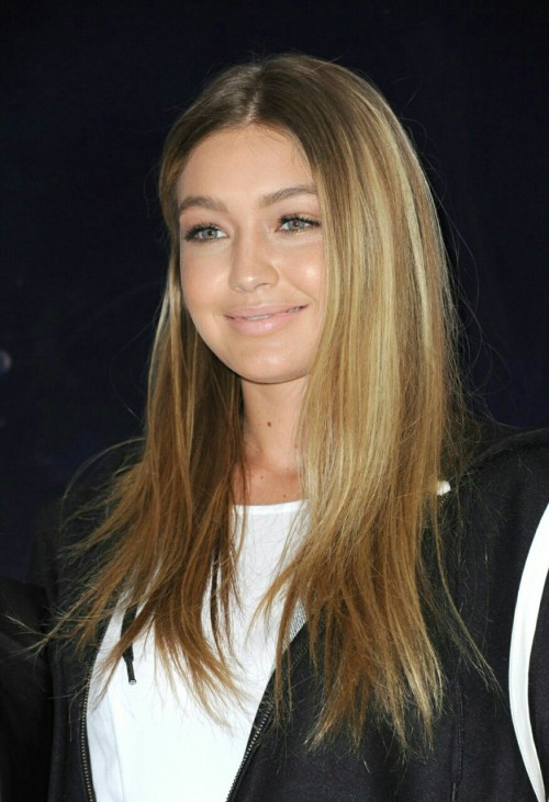 models-fashion111:  Gigi Hadid greets fans at Westfield Miranda, 6th August 2015.