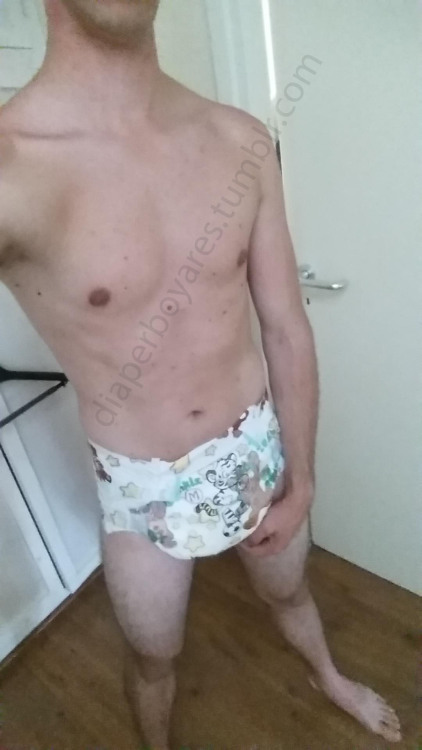 diaperboyares:  Hmmm, i might have just torn my hamstring, but at least i found an original diaper pose XD