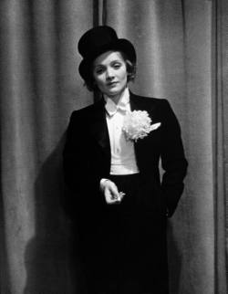 mote-historie:  Marlene Dietrich “At the