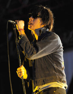 moderngirl-oldfashioned-strokes:  Julian Casablancas 