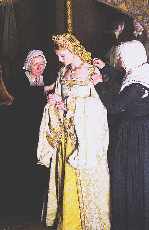 amyandrobbiedudley: ‘Henry VIII (2003)’. Emilia Fox as Jane Seymour. Jane Seymour was Qu