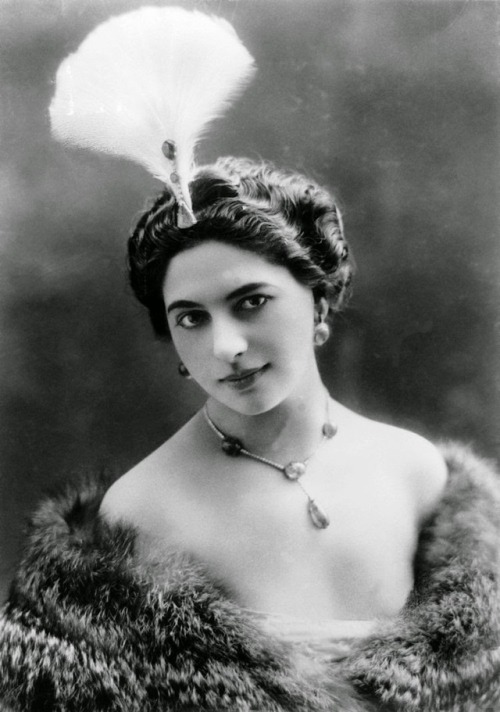 twixnmix:Mata Hari: A Lady of FashionThe Dutch exotic dancer and courtesan is now usually pictured i