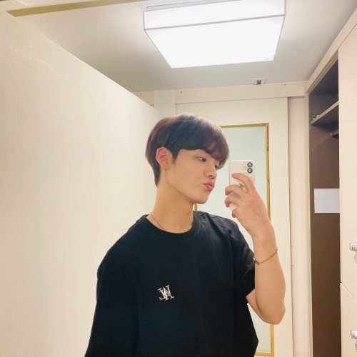 220604 Chan’s tweet:거울 샷 #ACE #에이스 #CHOICE #초이스Mirror shot #ACE #CHOICETrans cr: Rebecca @ updatesac