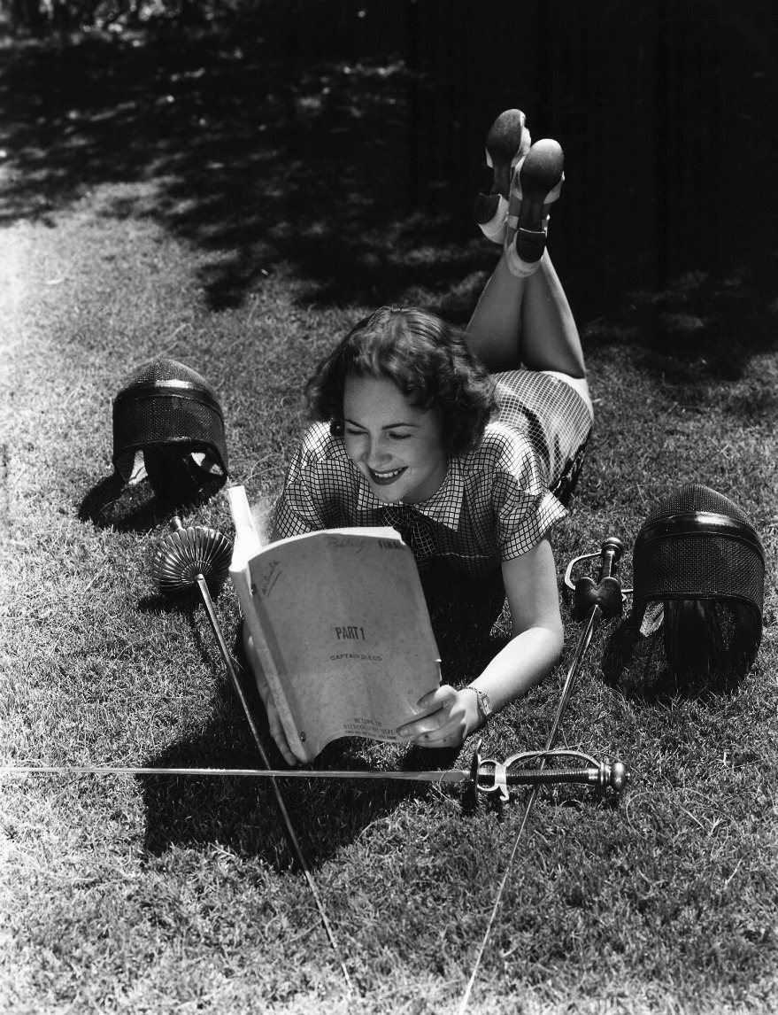 whataboutbobbed:  Olivia de Havilland takes a break from fencing to do a little reading