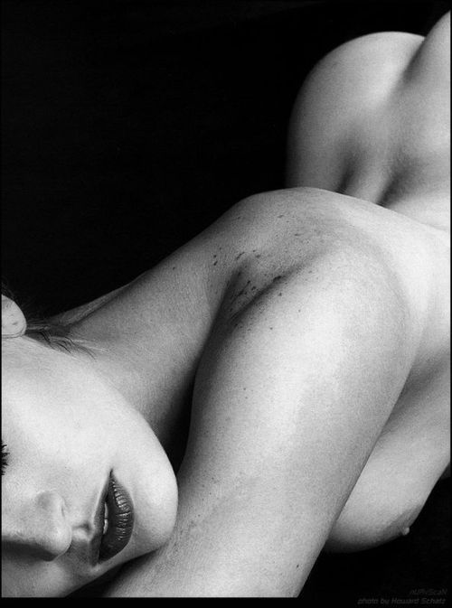 black-and-white-erotic-art:  