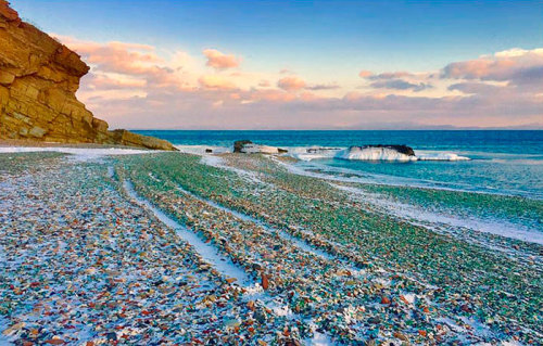 scifinut:tresa-cho:armedandgayngerous:alexithymiasms:sixpenceee:Ussuri Bay in Russia was once a Sovi
