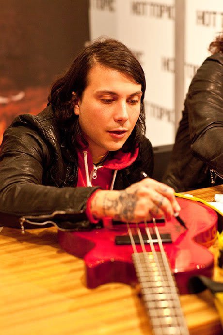 killjoyhistory:  Hot Topic Pictures from a Hot Topic signing event on November 18, 2010. Source: 1