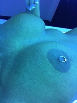wondrwomn82:  wondrwomn82:  Have to make use of my naked time…. even in the tanning bed!  💚💚💚💚💚💚💚