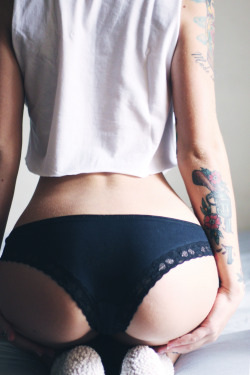 Tattcitybitch:  Wishing I Had A Waistline Like That To Match My Booty… 👌🏼