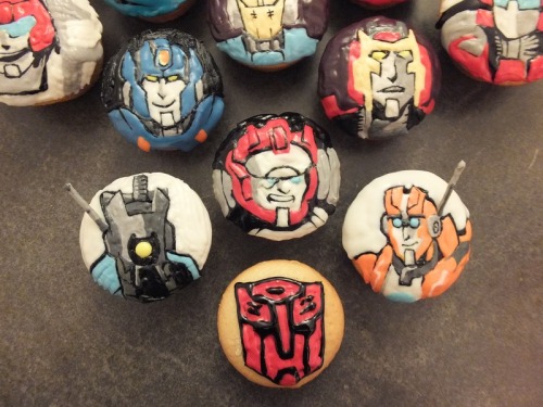 goddamnitriot:  blackunic0rn:  It’s Reading Week, I love Transformers: More Than Meets the Eye & I have a history of doing nerdy things with cupcakes for my boardgaming crew. Thanks to Dean for whipping the batter & letting me occupy his