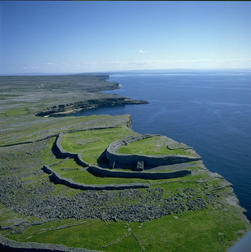 coolartefact: Dun Aengus - prehistoric fort at the edge of an 100 meter high cliff. The first constr
